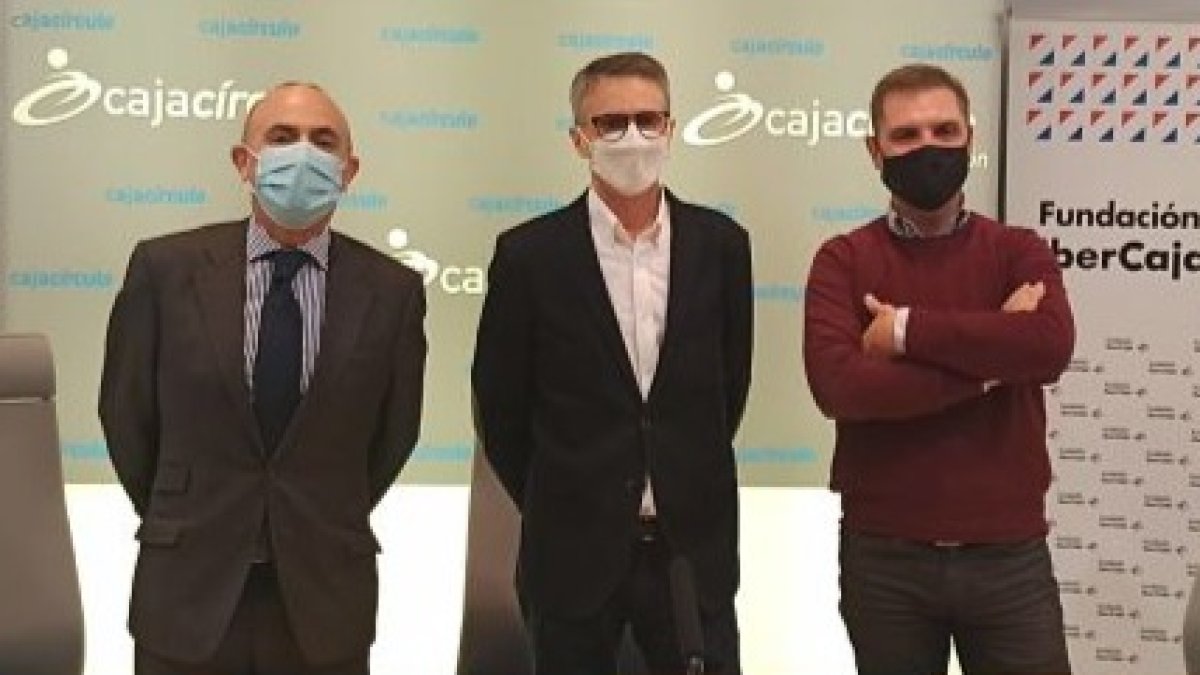 El presidente de la Fundación Oxígeno, Roberto Lozano (dcha), el director provincial territorial de Ibercaja en Burgos, Eduardo Hernández (izda); y el presidente de la Fundación Cajacírculo, Emilio de Domingo (c). ECB