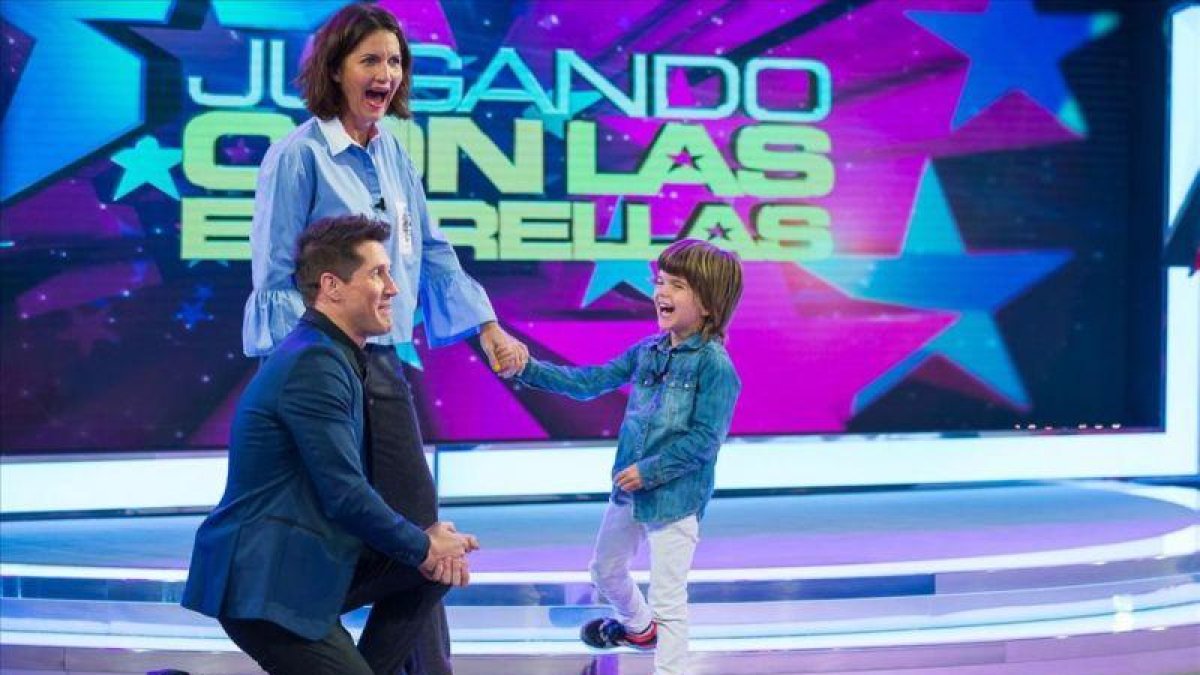 Jaime Cantizano, con Samantha Vallejo-Nágera y su hijo en 'Jugando con las estrellas'.-TVE