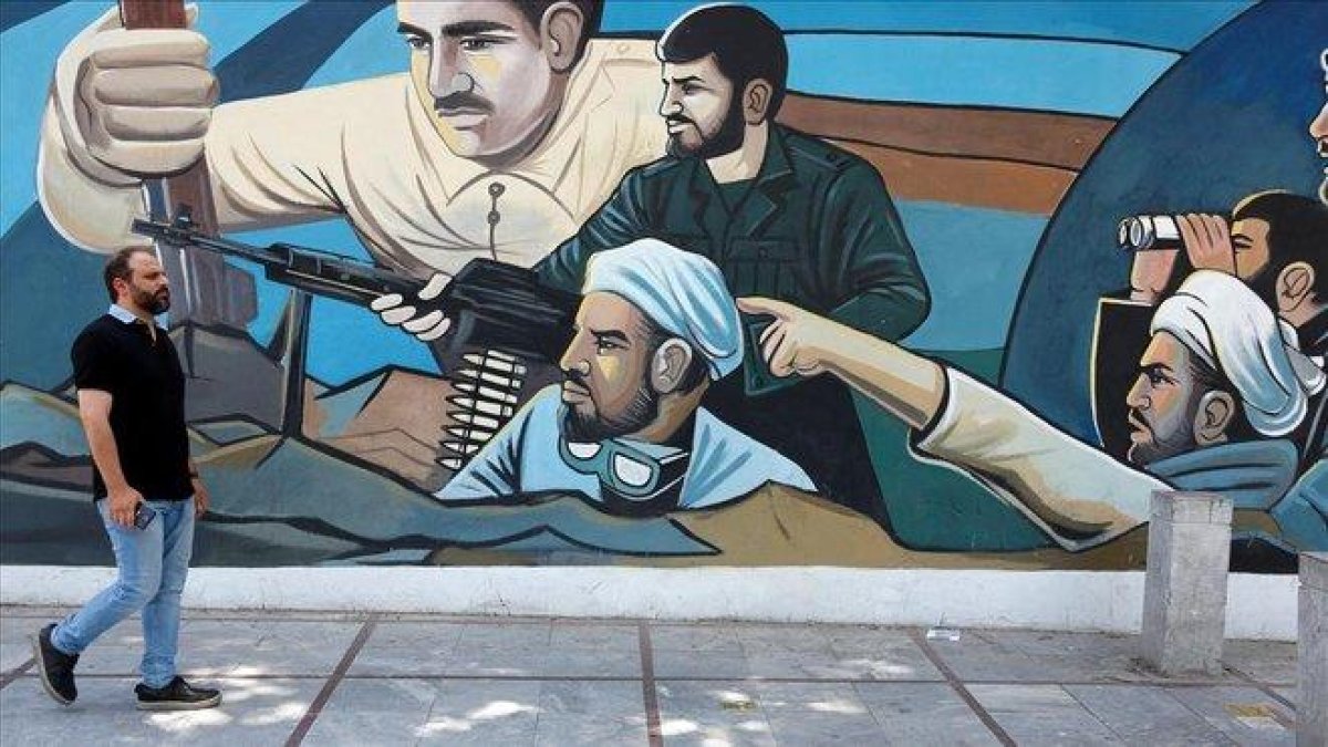 Un hombre camina delante de un mural en Teherán (Irán) sobre el acuerdo nuclear.-ABEDIN TAHERKENAREH (EFE)