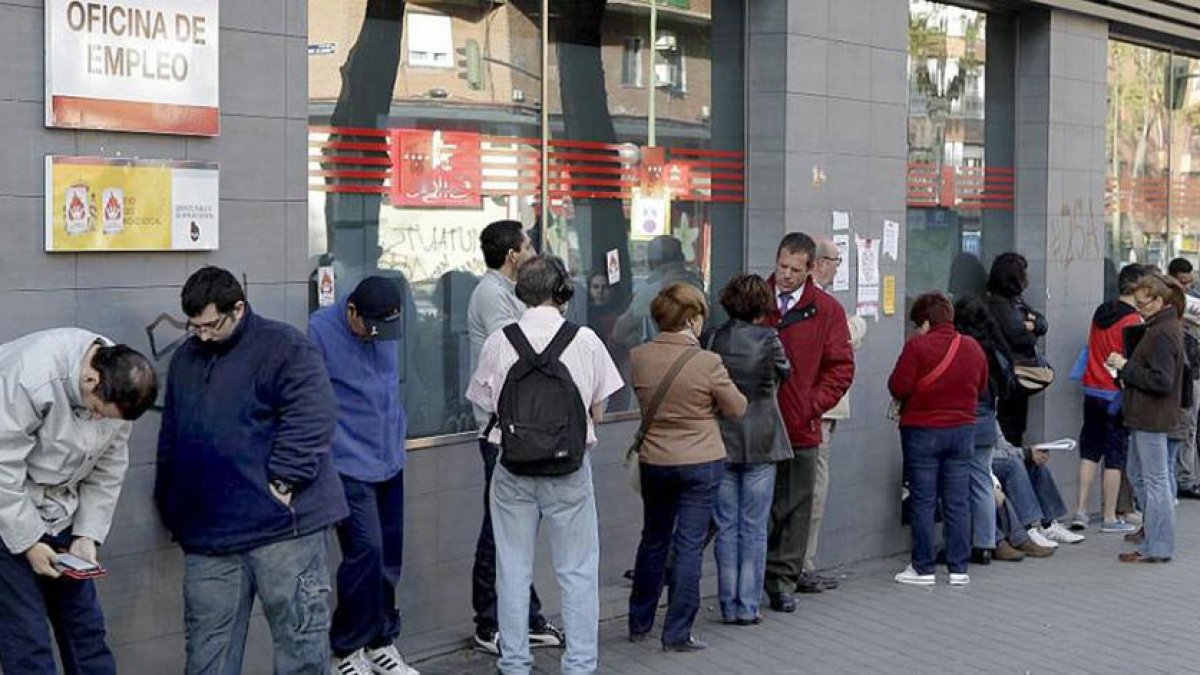 Una fila de personas espera su turno para acceder a una oficina de empleo, es una imagen de archivo.-ECB