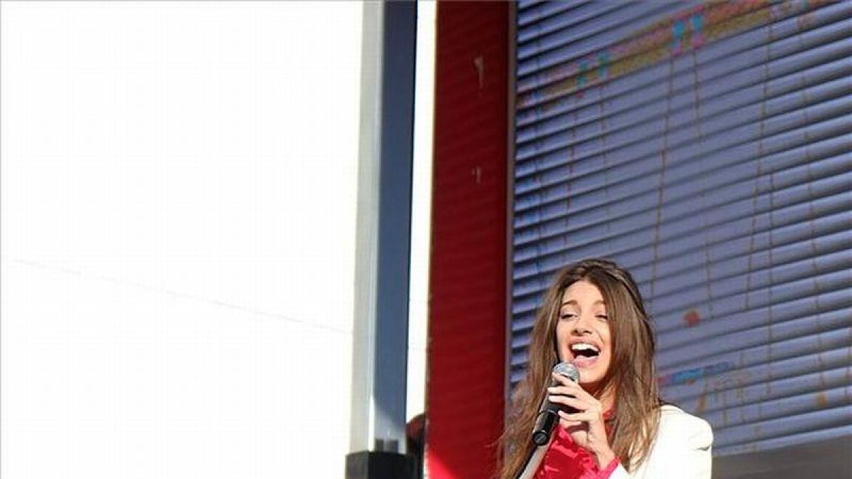 Ana Guerra en el centro comercial Puerto Venecia de Zaragoza.-NACHO BALLARÍN