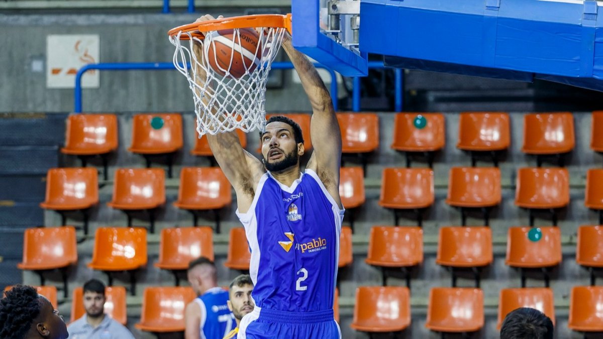 Van Zegeren machaca el aro. SANTI OTERO