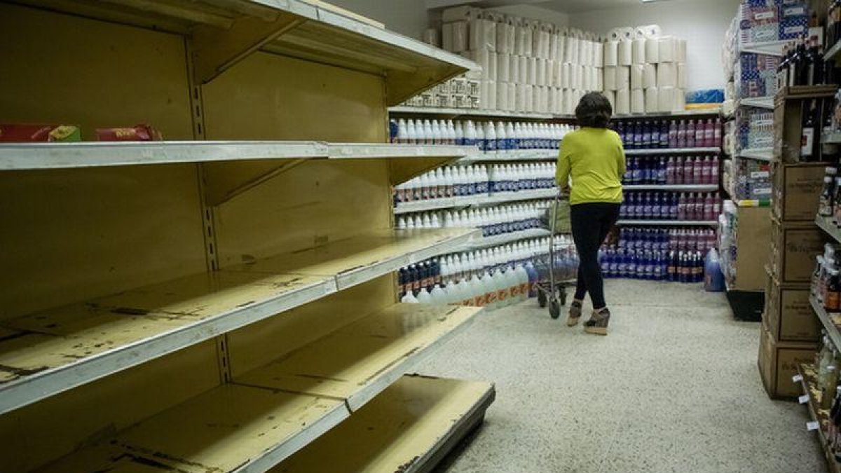 Una mujer compra en un supermercado en Caracas (Venezuela).-MIGUEL GUTIÉRREZ (EFE)