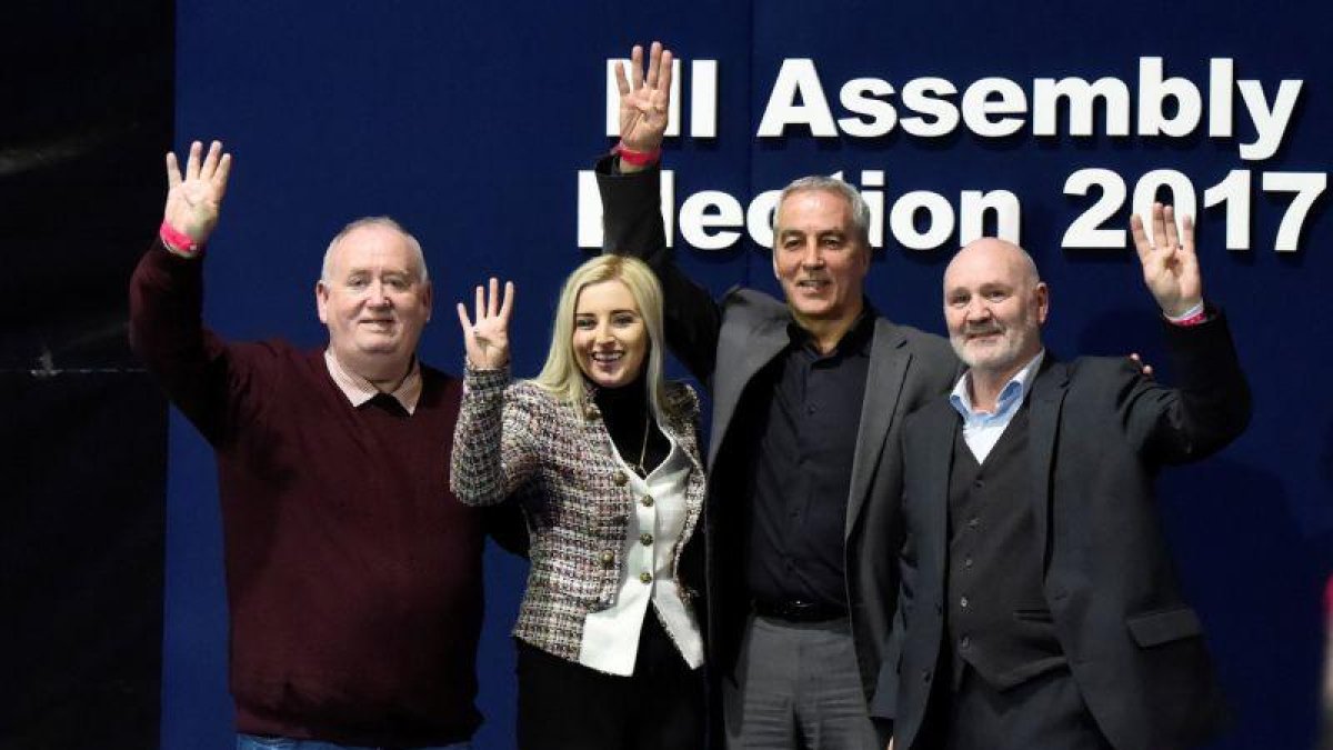 Candidatos del Sinn Fein celebran los buenos resultados electorales.-CLODAGH KILCOYNE / REUTERS