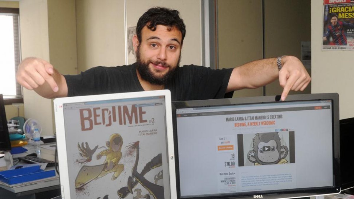 Mario Larrá muestra una página de 'Bedtime'.-Israel L. Murillo