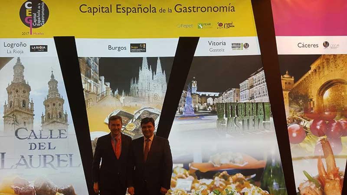 El alcalde de Burgos apoyó al alcalde de Huelva como nueva Capital de la Gastronomía.-ECB