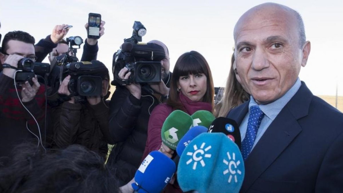José María del Nido habla con los periodistas a la salida de la cárcel, este martes.-EFE / JULIÁN PÉREZ