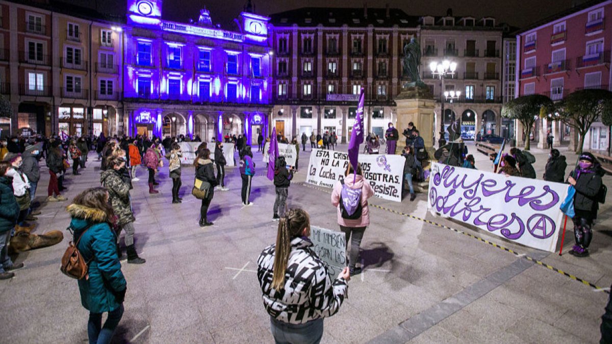 Las manifestantes respetaron las distancias de seguridad durante la marcha. TOMÁS ALONSO