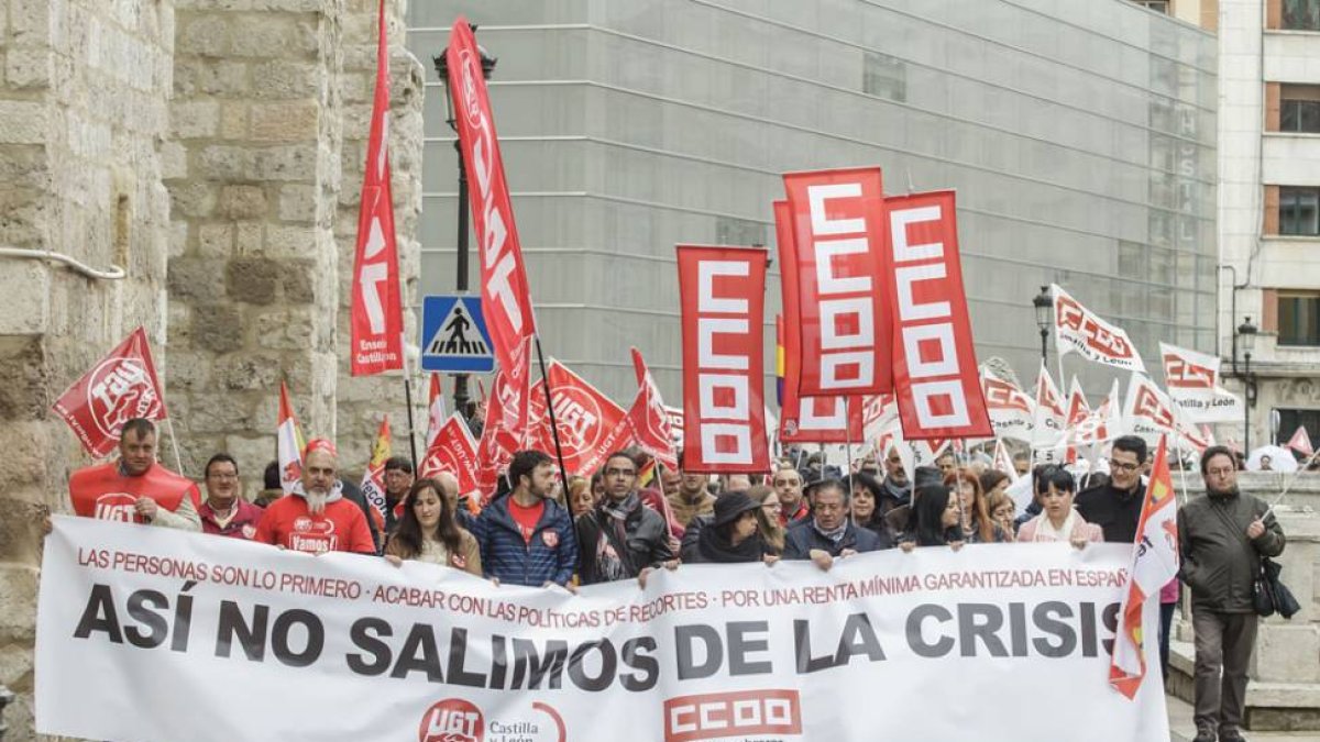 Los manifestantes a su paso por la calle San Lesmes, ayer, en el recorrido de la convocatoria del Primero de Mayo.-SANTI OTERO