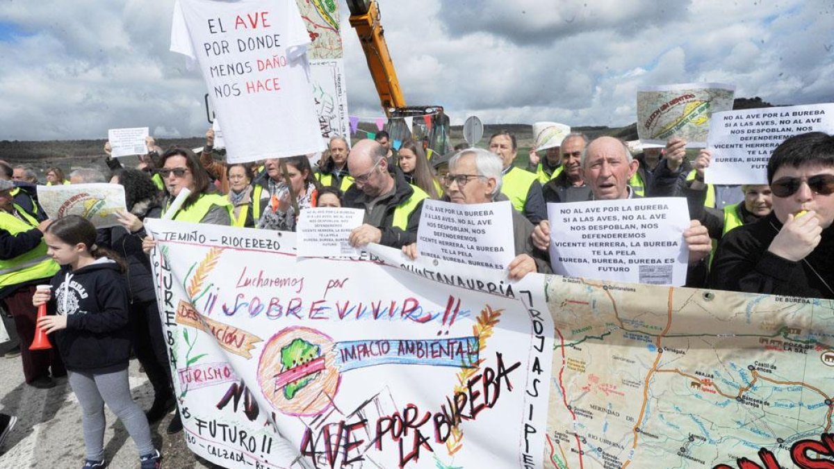 La plataforma ‘Bureba es futuro’ en una de las manifestaciones contra la Alternativa Oeste.-ISRAEL L. MURILLO