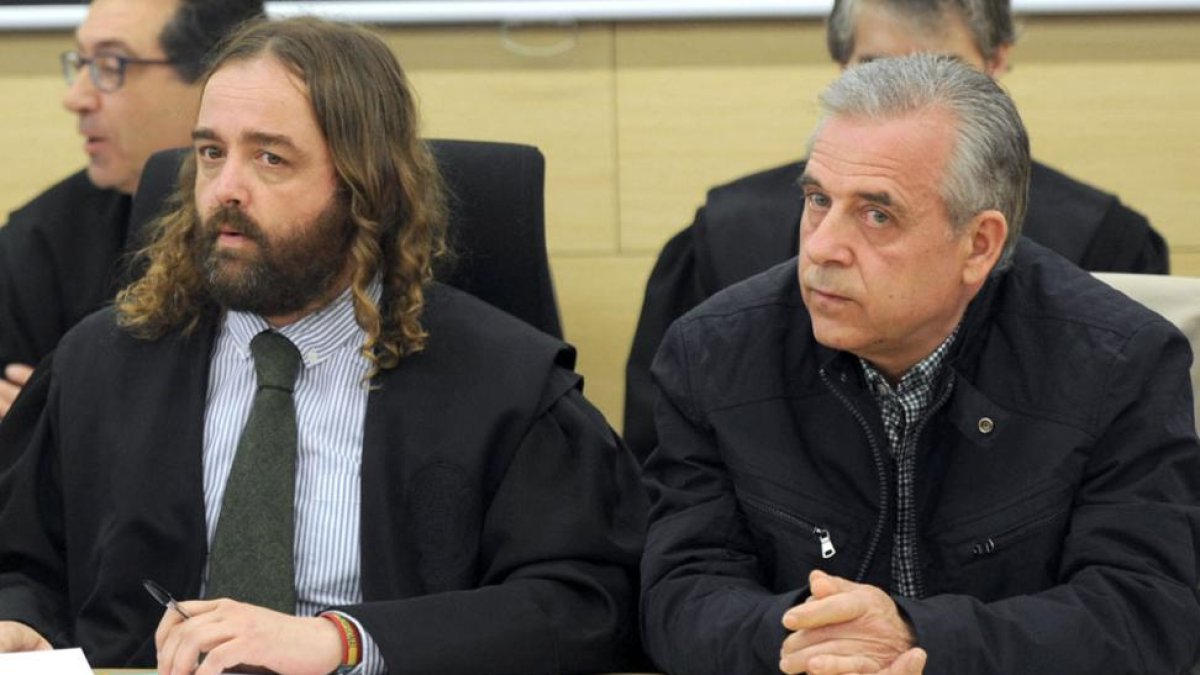 A la derecha, el acusado, junto a su abogado.-ISRAEL L. MURILLO