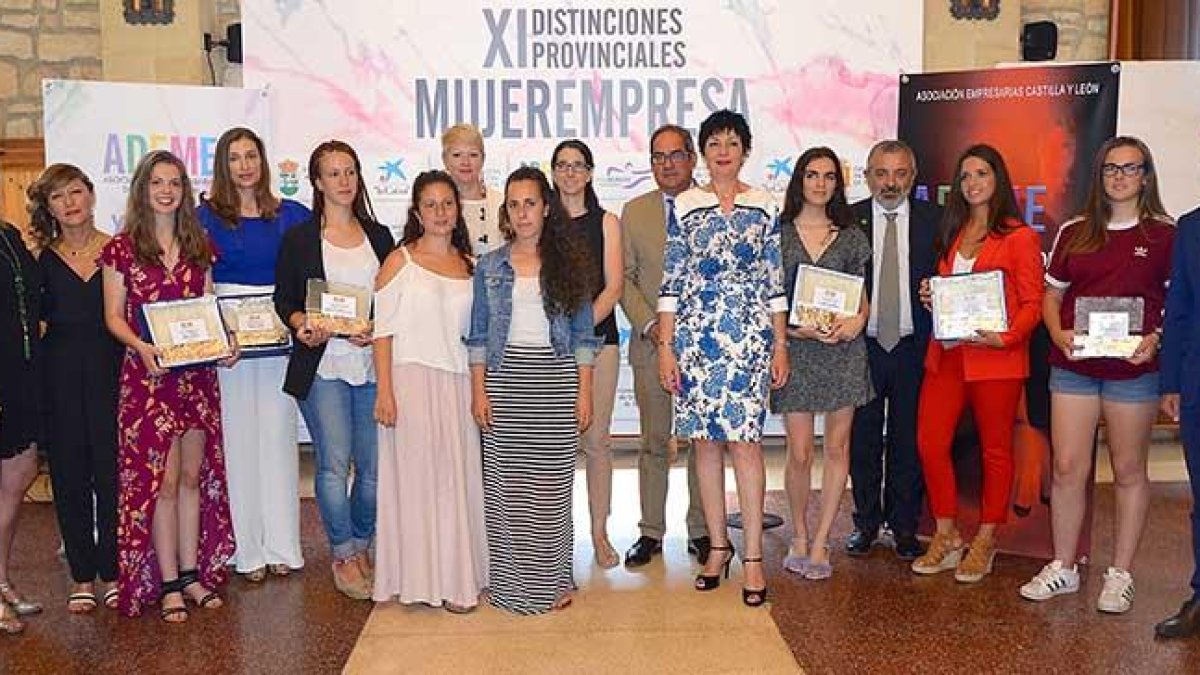 Foto de famila de las premiadas y las responsables de Ademe en un acto que se celebró en Quintanar de la Sierra.-R. FERNÁNDEZ