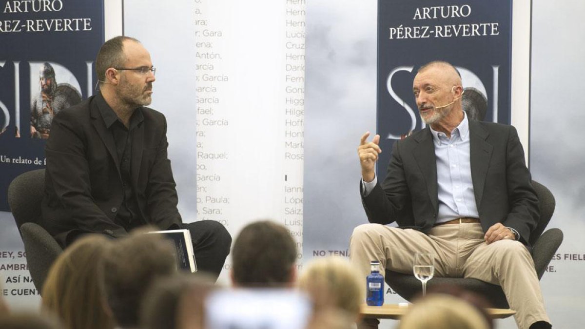 Pérez Reverte en una charla pública en Burgos. ECB