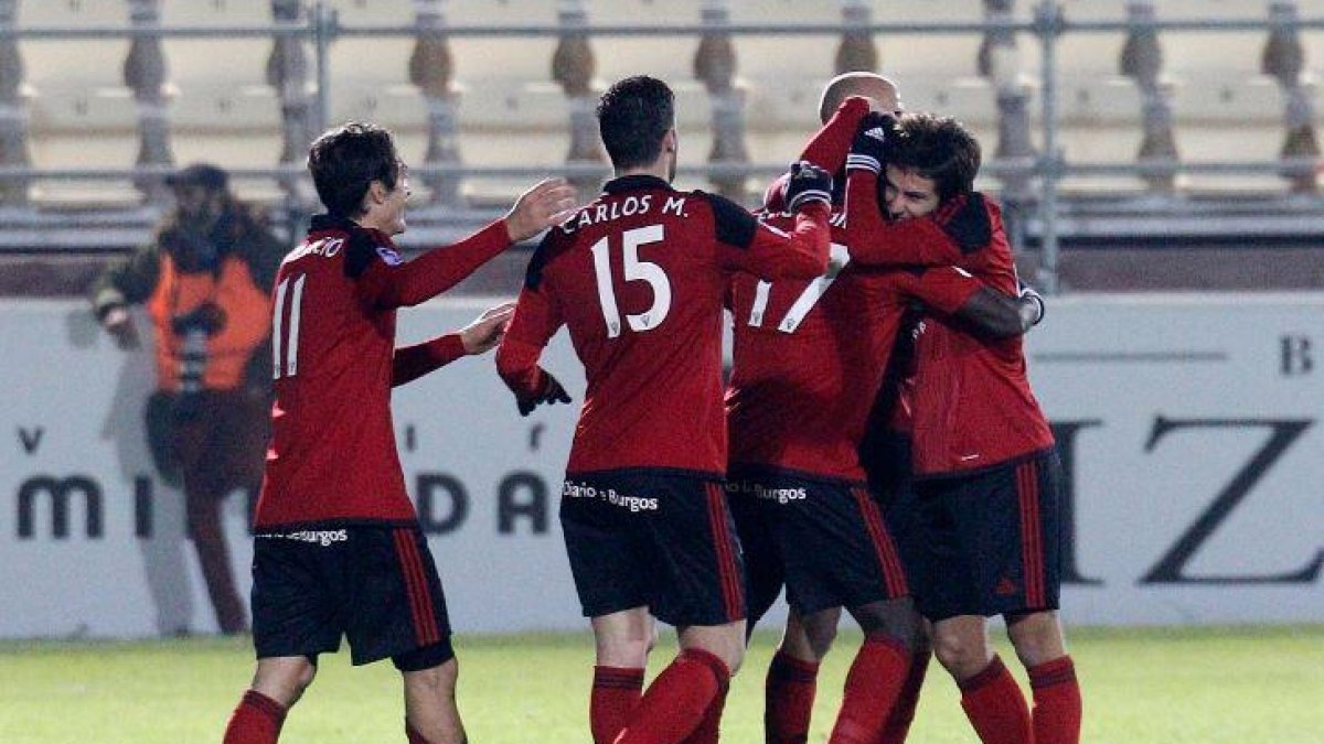 Los jugadores del Mirandés celebran el gol de Lago Junior que dio la victoria al conjunto burgalés ante el Málaga.-SANTI OTERO