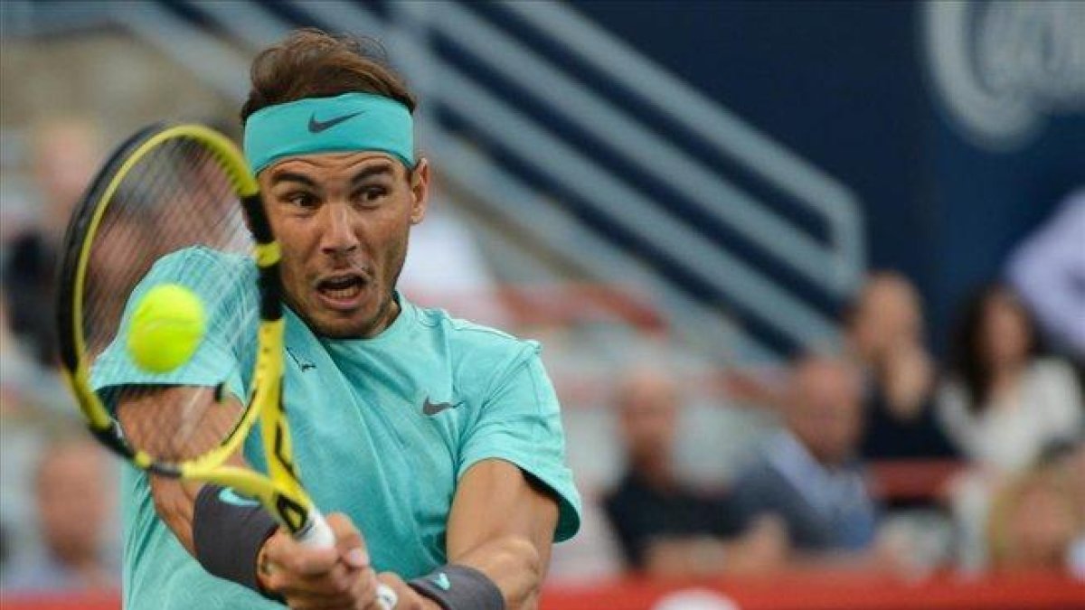 El mallorquín Rafa Nadal devuelve un golpe de revés en Montreal.-