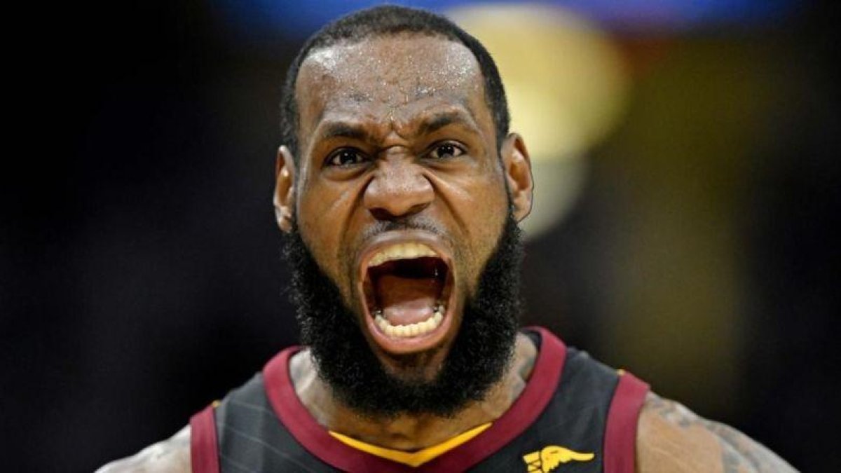 LeBron James celebra uno de sus últimos triples en el Quicken Loans Arena, de Cleveland.-USA TODA / DAVID RICHARD