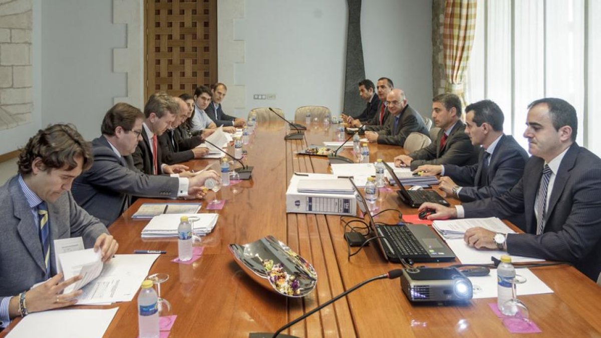 Un momento de la reunión, ayer, de los representantes en el consorcio del desvío.-SANTI OTERO