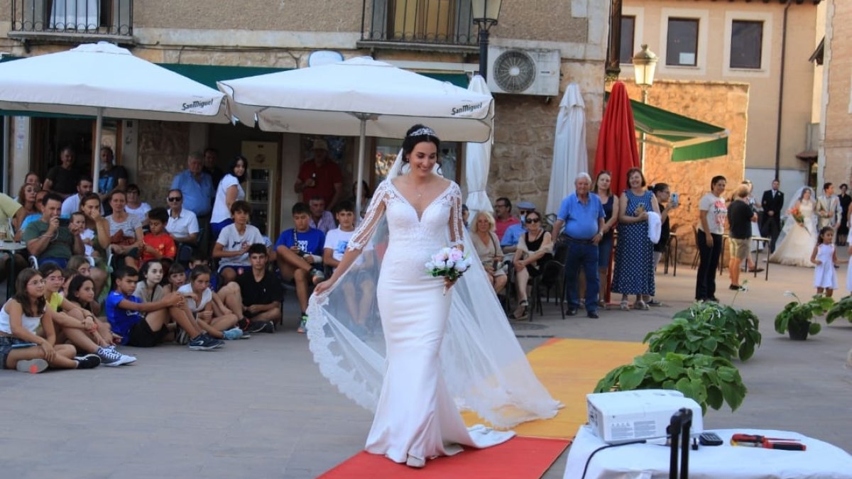 25 novias y algunos novios de Vadocondes viajaron al pasado en un pueblo con mucho futuro