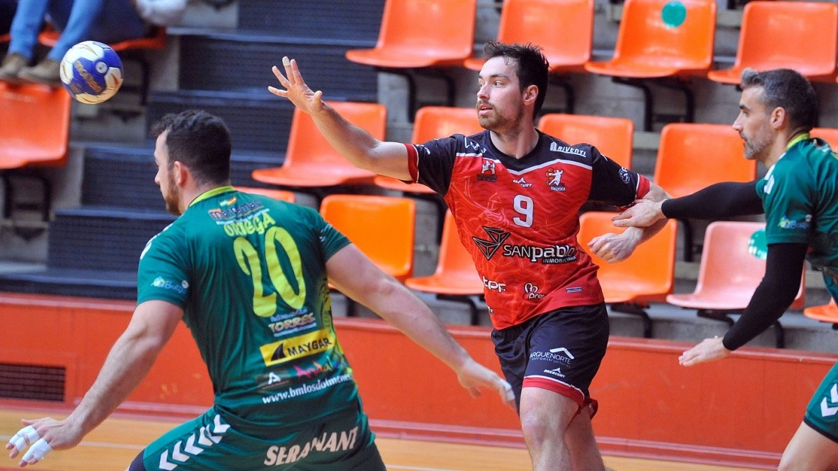 Pinillos mueve el balón en un partido de la pasada campaña SANTI OTERO