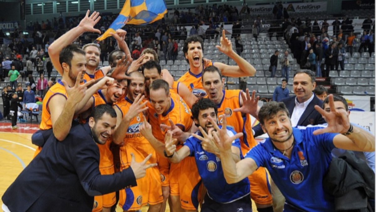 Plantilla y cuerpo técnico del Autocid celebran el ascenso logrado en el Barris Nord de Lleida el 10 de abril de 2015. ISRAEL L. MURILLO