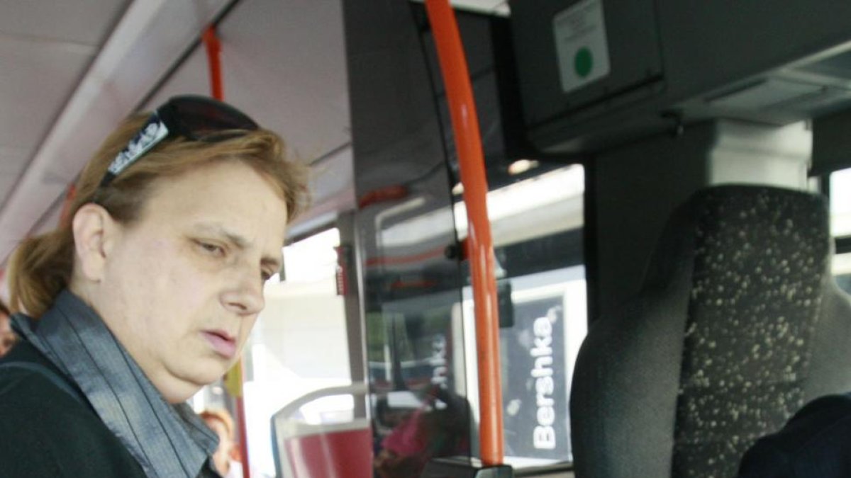 Una usuaria pasa la tarjeta de bonobús para pagar su viaje en el transporte público de Burgos.-RAÚL G. OCHOA