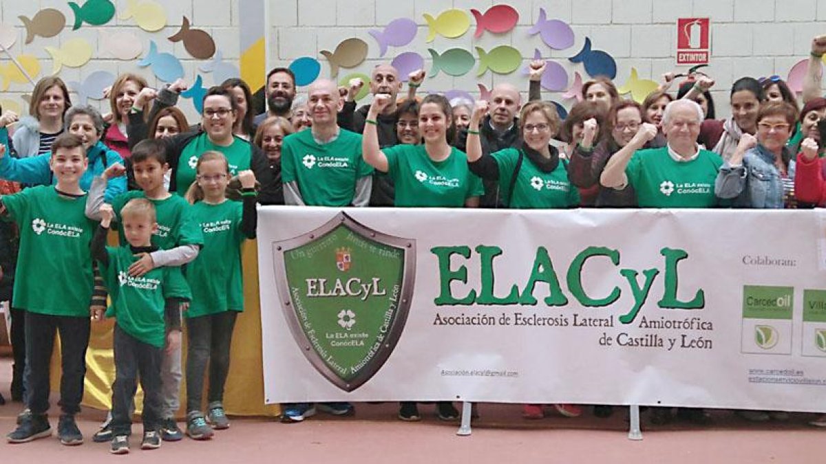 Miembros y simpatizantes de la asociación posan con durante la celebración de un mercadillo solidario.-ECB