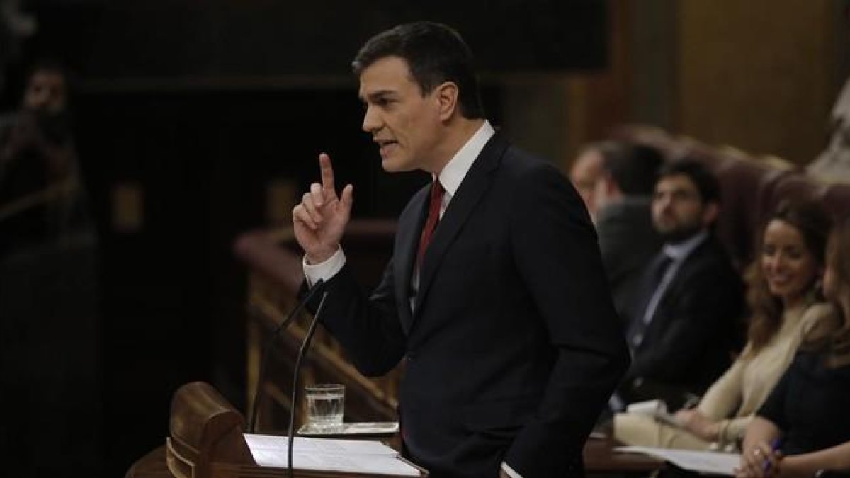 Pedro Sánchez, durante el debate de investidura en el Congreso, el pasado mes de marzo.-JOSÉ LUIS ROCA