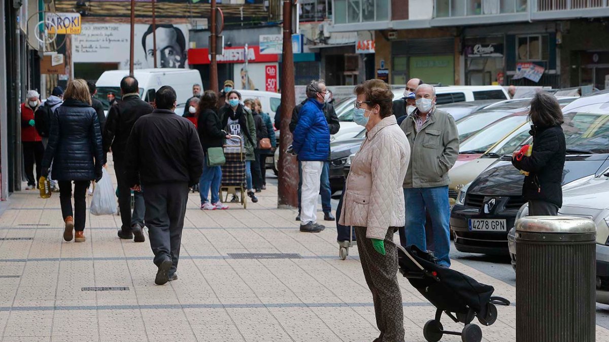 Las colas en comercios de productos de primera necesidad forman parte de la estampa habitual del día a día en la capital. / RAÚL G. OCHOA