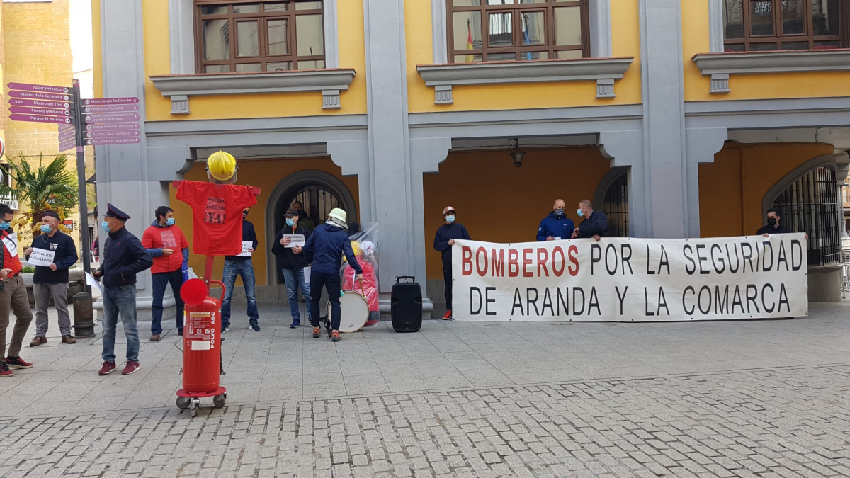 Concentracion de los bomberos de Aranda para exigir la negociación del convenio de retenes. ECB