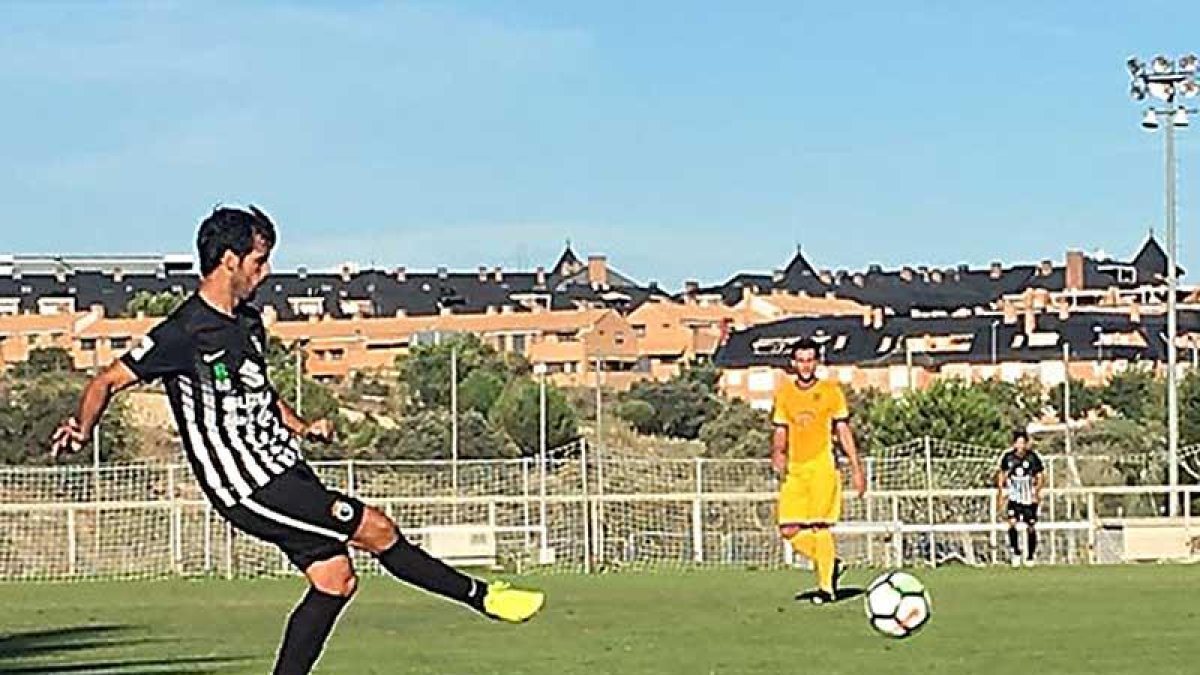 Julio Rico realiza un pase en el choque que ayer se jugó en Las Rozas.-