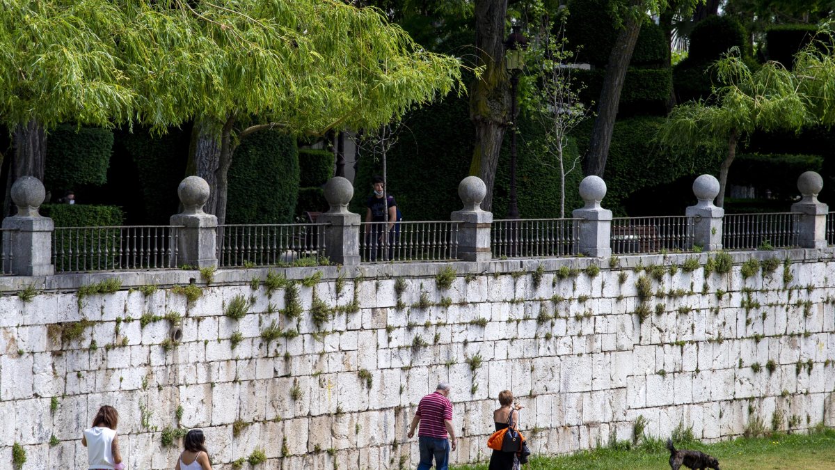 Varias personas pasean a su perro a la orilla del Río Arlanzón. SANTI OTERO