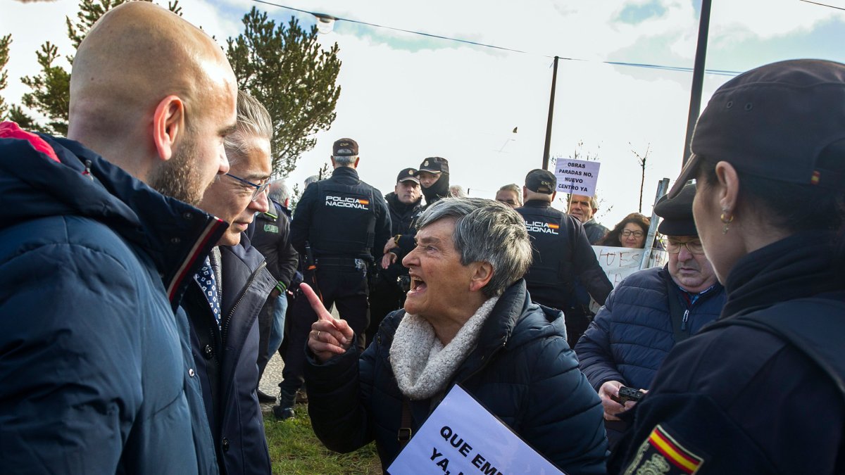 Una vecina se encara a Roberto Saiz y Álvaro Muñoz Galindo en su visita a la obra. TOMÁS ALONSO