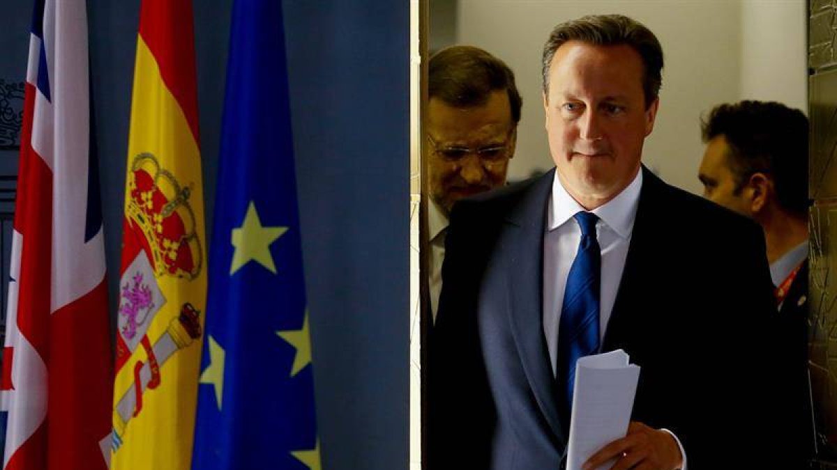 El primer ministro británico, David Cameron, seguido por el presidente del Gobierno, Mariano Rajoy, a su llegada a la rueda de prensa.-EFE