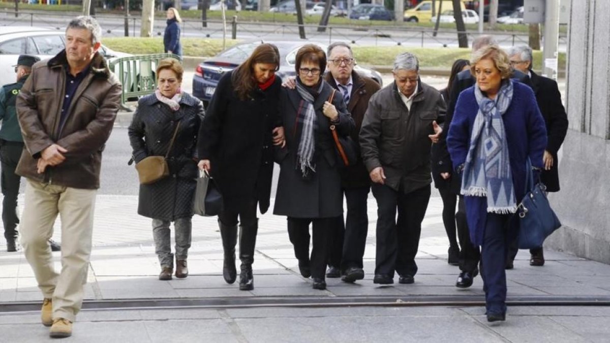 Las familias de las víctimas del Yak-42 llegan al ministerio de Defensa para reunirse con María Dolores de Cospedal.-AGUSTÍN CATALÁN
