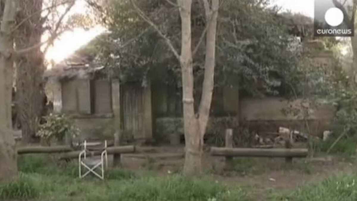 Imagen de la casa donde han estado enjaulados una madre y su hijo autista, en Argentina.-YOUTUBE / EURONEWS
