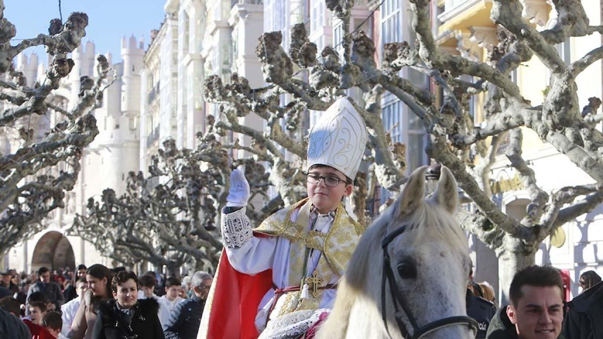El Obispillo por el Paseo del Espolón a lomos de un caballo blanco.-RAÚL G. OCHOA