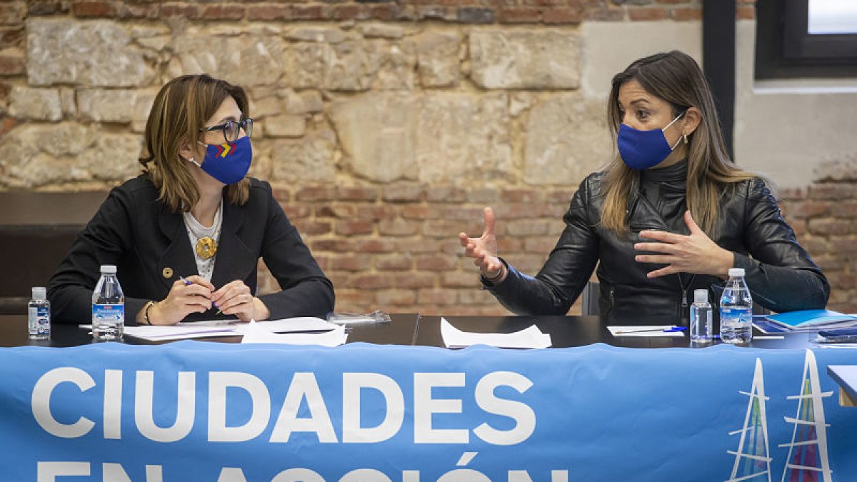La alcaldesa de Aranda, Raquel González, y la portavoz del PP en Burgos, Carolina Blasco, durante el encuentro celebrado en la Estación. ECB