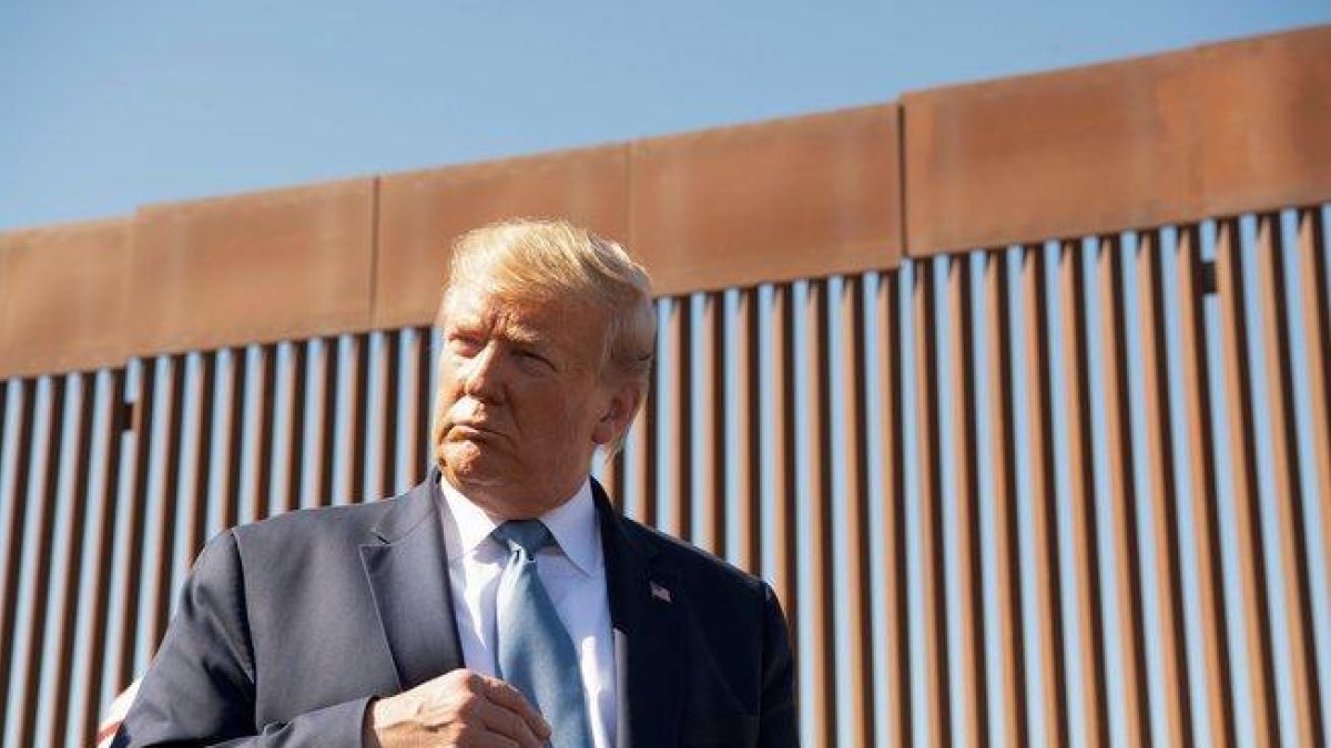 Trump aseguró que una vez sea levantada la nueva barrera los contingentes militares desplegados en la frontera serán retirados.-AFP