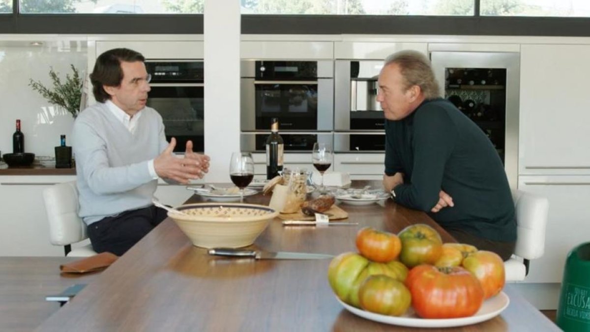 José María Aznar con Bertín Osborne, en un momento del programa 'Mi casa es la tuya'.-MEDIASET