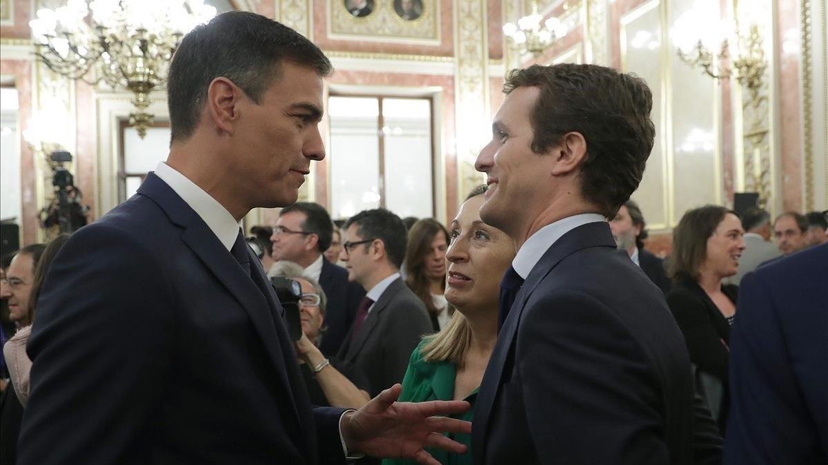 El presidente del Gobierno, Pedro Sanchez, saluda a Pablo Casado, líder de los populares, en presencia de la presidenta del Congreso, Ana Pastor, durante el presentación el pasado 9 de septiembre de los actos conmemorativos del XL aniversario de la Consti-EFE