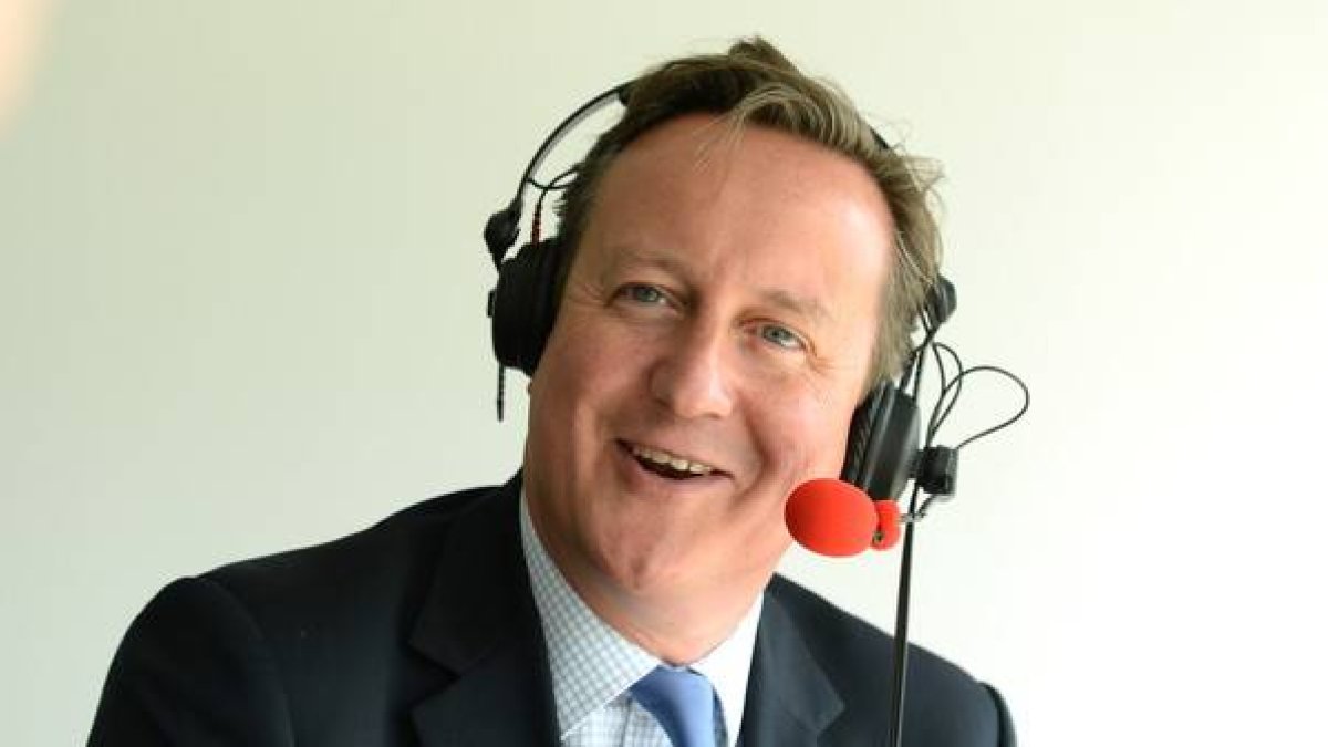 Cameron, comentando un partido de cricket, este viernes.-Foto: REUTERS