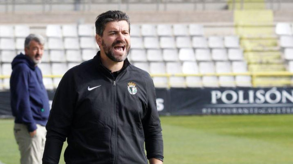 Fernando Estévez da instrucciones a sus hombres durante el partido de ayer.-SANTI OTERO