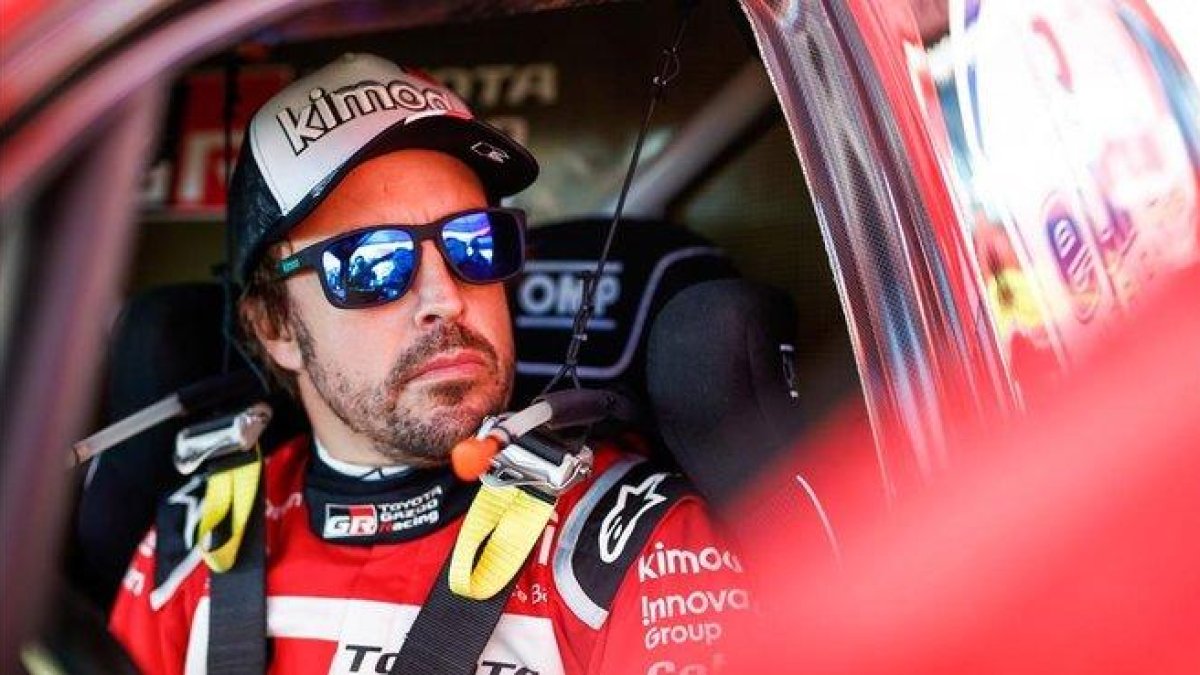 Fernando Alonso, en su Toyota Hilux, antes de iniciar la tercera etapa de hoy en el Dakar.-DPPI / JULIEN DELFOSSE