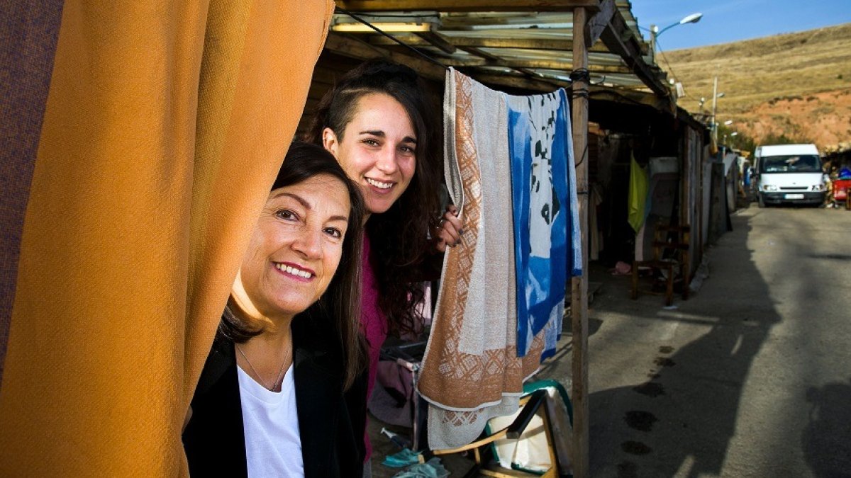 María José Lastra y Silvia Rodríguez, trabajadoras de Promoción Gitana, en el poblado chabolista de El Encuentro. TOMÁS ALONSO