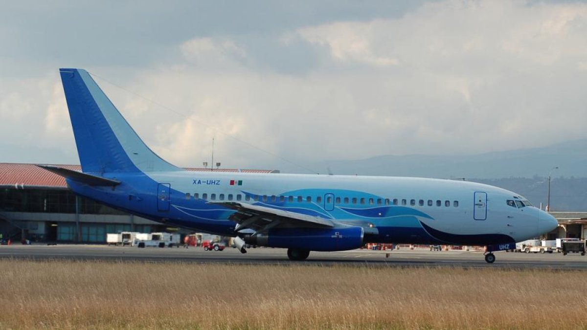 El Boeing 737-200 del accidente de avión en Cuba, con matrícula XA-UHZ, en una imagen del 2011.-/ ALEC WILSON / FLICKR