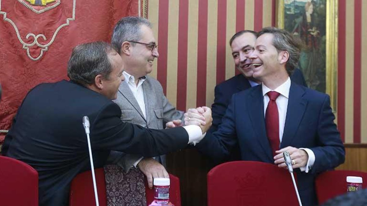 Los concejales del Partido Popular, César Barriada y José Antonio Antón, saludan a los ediles de Vox, Ángel Martín y Fernando Martínez-Acitores, durante el pleno de ayer.-RAÚL G. OCHOA