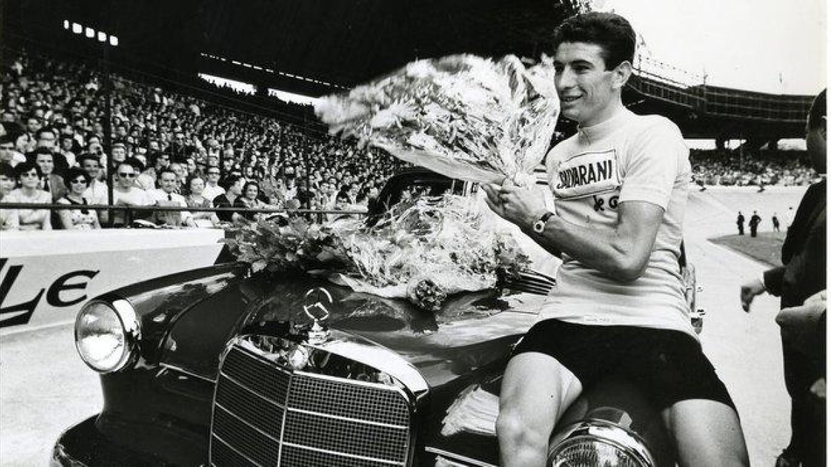 Felice Gimondi celebra uno de sus tantos éxitos.-