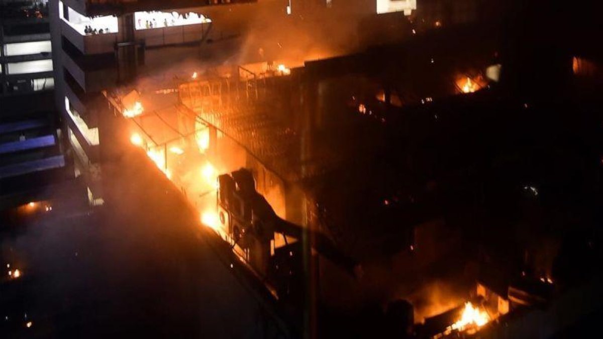 Incendio en un restaurante de Bombay.-AFP