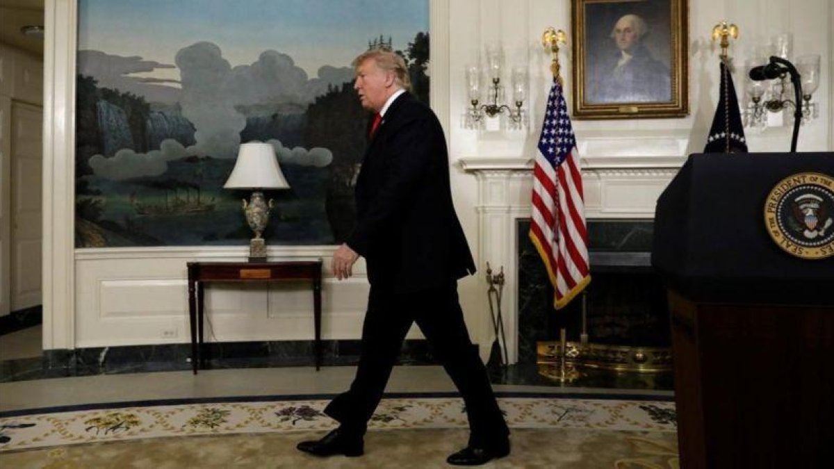 Donald Trump abandona la tribuna, tras pronunciar su mensaje a la nación, el 19 de enero del 2019 en la Casa Blanca.-REUTERS / YURI GRIPAS