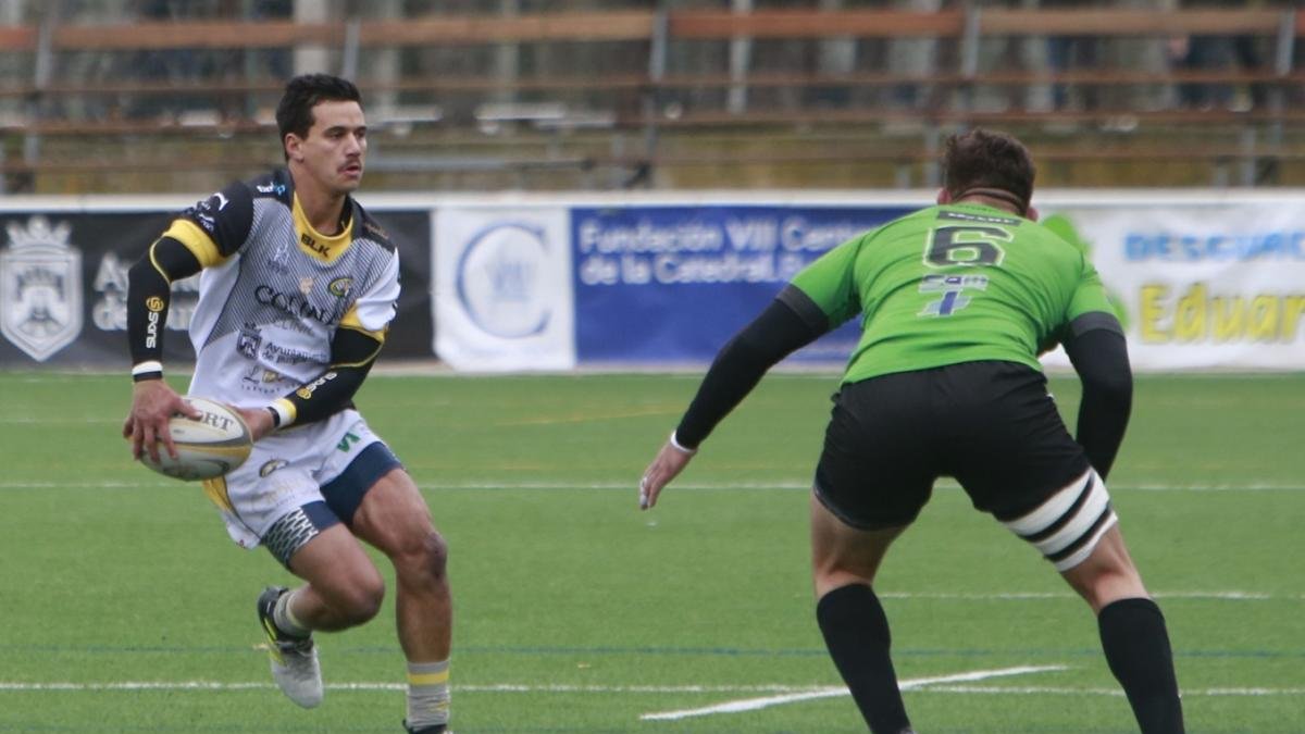 Doolan se prepara para transmitir el oval en el partido ante el Gernika.-RAÚL OCHOA
